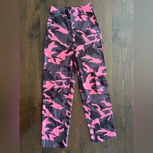 Pink cargo camouflage pants XS